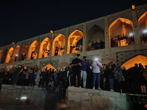 جاری شدن آب در زاینده رود