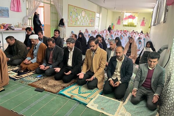 لحظه‌های ناب بندگی در نماز جماعت دانش‌آموزان آباده