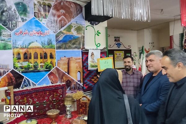 حضور مسئولان ناحیه دو شهرری در مراسم جشن عاطفه‌های دبستان پانزده خرداد 
