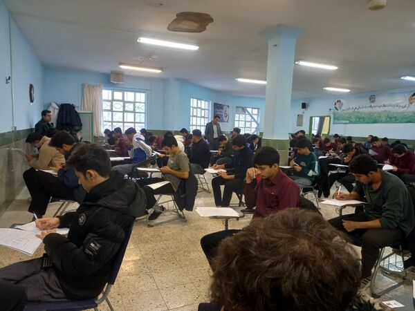 امتحانات نوبت اول در دبیرستان نمونه آیت الله خامنه ای