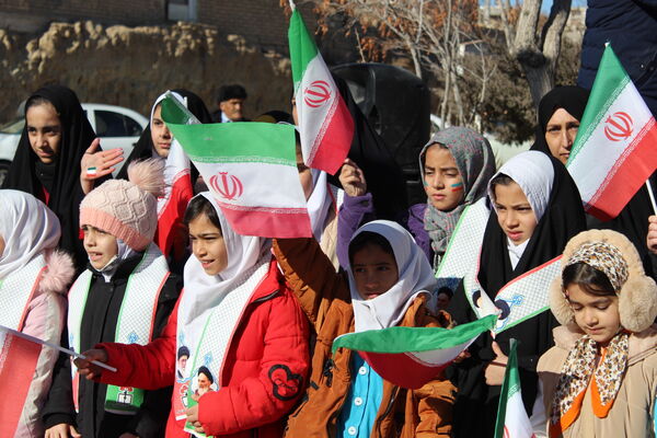 تمثال مبارک امام خمینی(ره) در شهر درق گلباران شد 