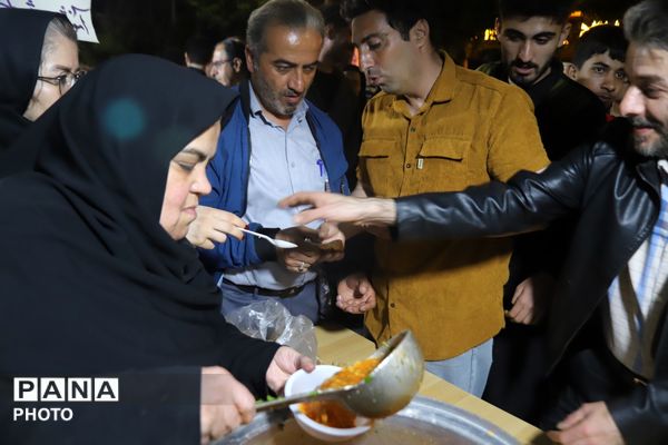 خروش شبانه «ناحیه ۵» در قلب غرفه؛ میعادگاهِ مقاومت و استکبارستیزی