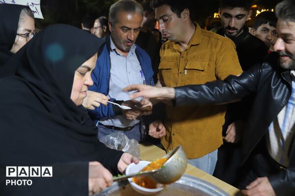 خروش شبانه «ناحیه ۵» در قلب غرفه؛ میعادگاهِ مقاومت و استکبارستیزی