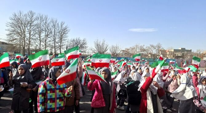  طنین‌انداز شدن زنگ انقلاب در مدرسه شاهد نرجس ناحیه 4 کرج