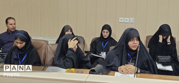 نشست هماهنگی دانش‌آموزان نخبه عکاس استان البرز با موضوعیت پویش «باید برخاست» 