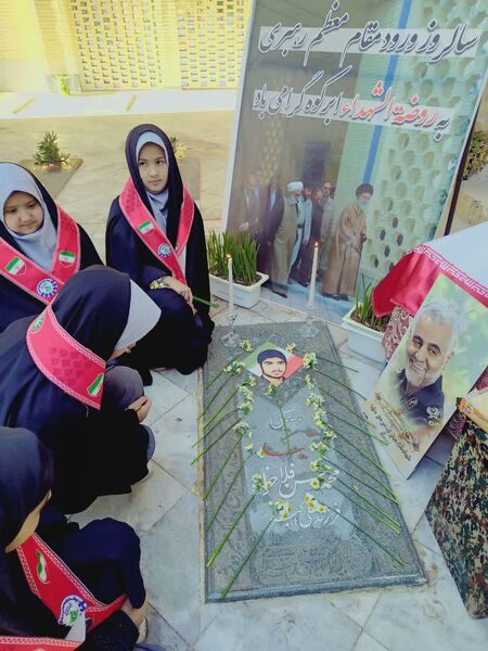 بزرگداشت سالروز شهادت سردار سلیمانی در دبستان بنیاد ۱۵ خرداد ابرکوه