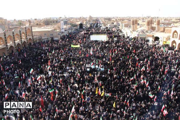 بیعت مردم دارالعباده شهر یزد با رهبر جدید انقلاب اسلامی ایران