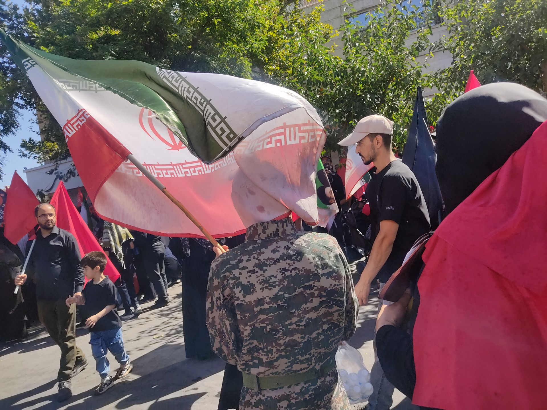 حضور پرشور ملت عظیم الشأن ایران در مراسم وداع با پیکر رهبر شهید