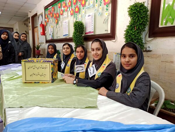 انتخابات شورای دانش آموزی در دبیرستان دخترانه ۱۳ آبان