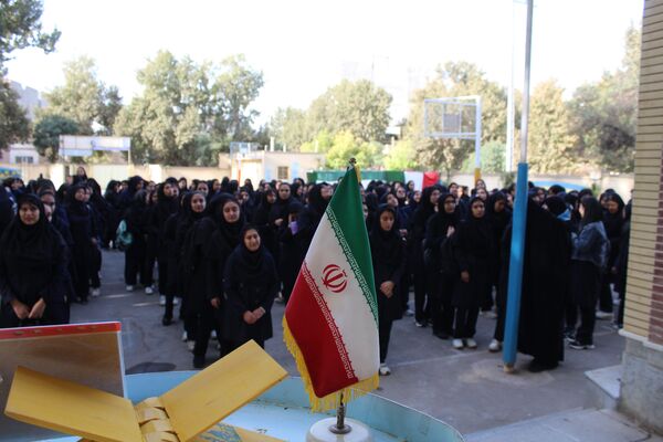 نواختن زنگ مهر و زنگ نماز و ایثار و شهادت در دبیرستان  دخترانه شاهد غرویان