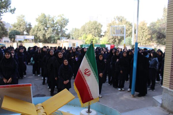 نواختن زنگ مهر و زنگ نماز و ایثار و شهادت در دبیرستان  دخترانه شاهد غرویان