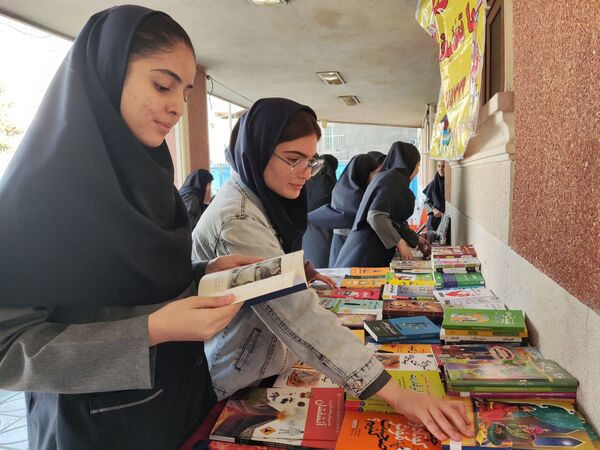  نمایشگاه کتاب در آموزشگاه شهدای معلم ۲
