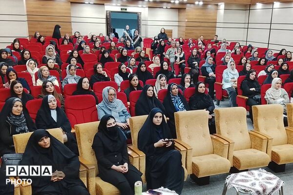 نشست اولیا و مربیان پایه‌های هفتم و هشتم دبیرستان پویندگان