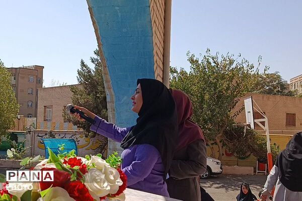 با کتاب و لبخند، مسیر علم را آغاز کردیم