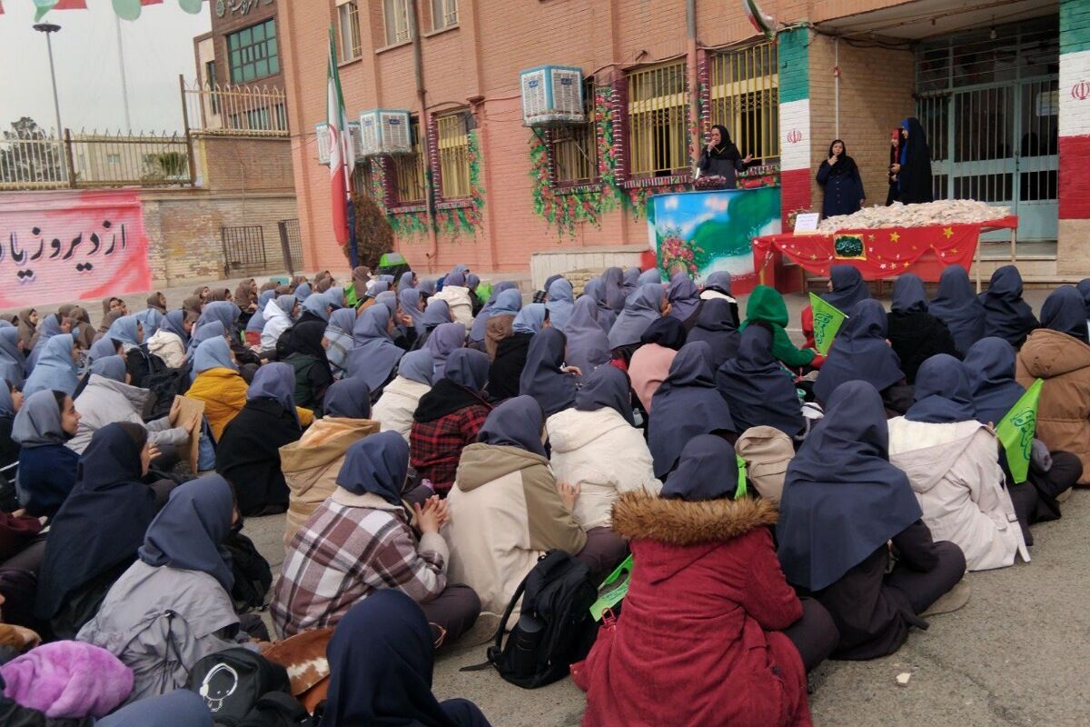 طنین شادی دانش آموزان در برپایی جشن به مناسبت سالروز ولادت امام زمان (عج)
