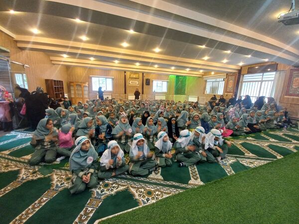 مراسم روز دانش آموز در دبستان دخترانه شاهد تحقیقی ناحیه ۶