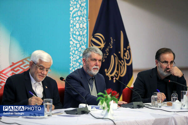نشست معاون اول رئیس جمهور با جمعی از هنرمندان موسیقی، تئاتر و هنرهای تجسمی