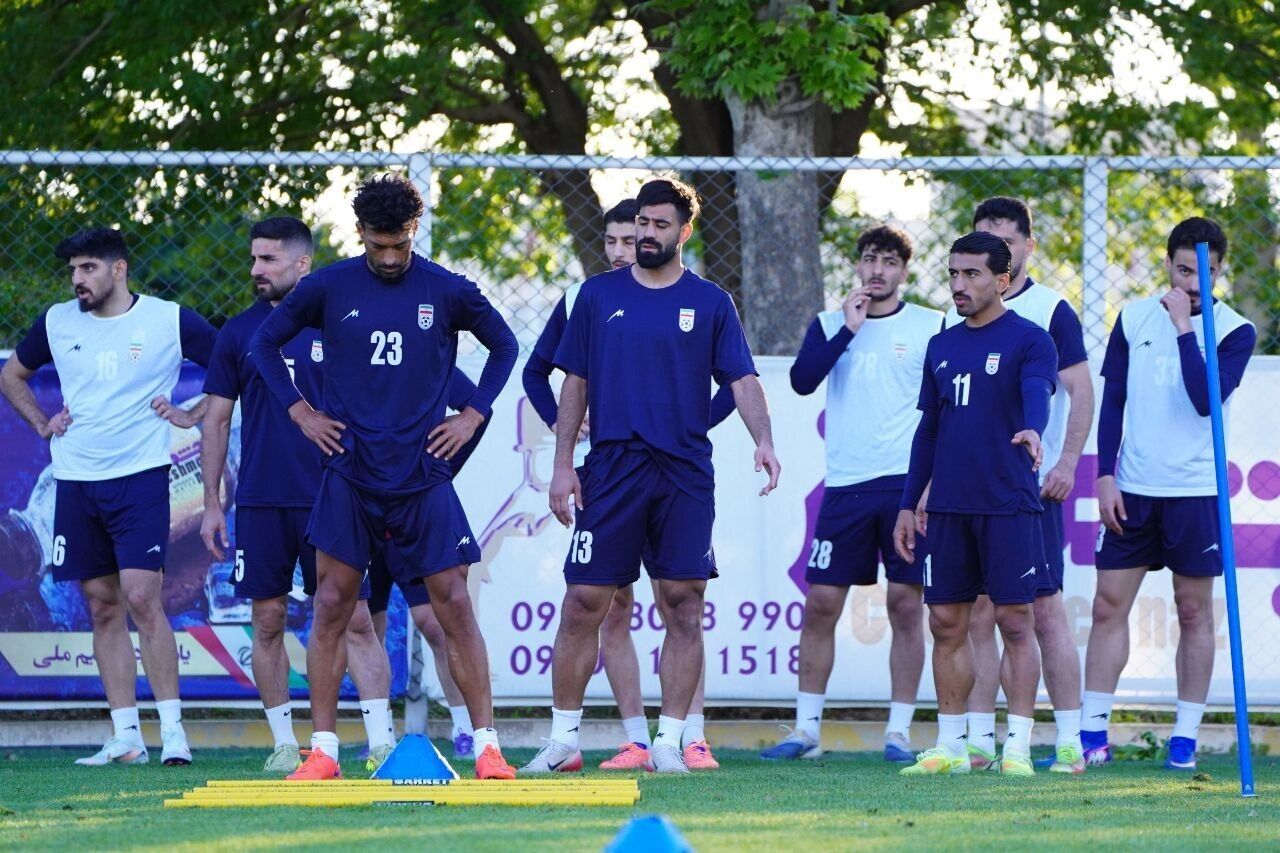 تمرین ملی‌پوشان فوتبال ایران در کمپ تیم‌های ملی، قلعه‌نویی پا به توپ شد