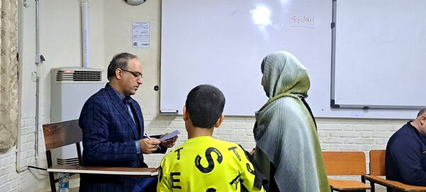  دیدار والدین با معلمان در دبیرستان ابوذر غفاری نیشابور