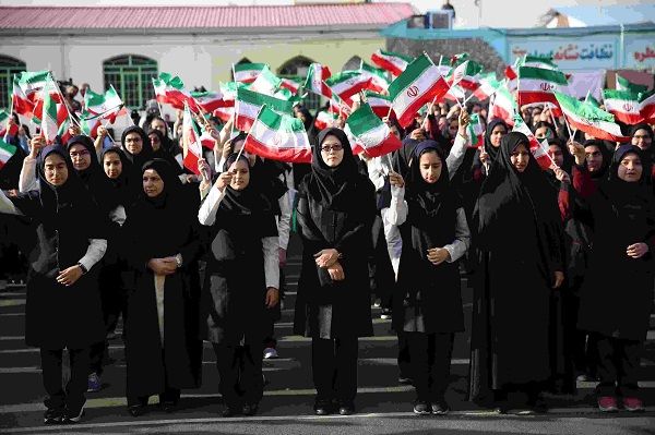 اجرای سرود ملی یکی از پایه‌های اصلی تربیت دانش‌آموزان است