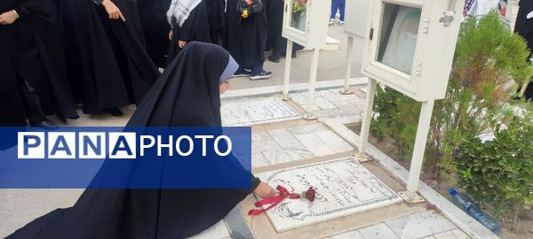 عطرافشانی گلزار شهدا توسط دانش‌آموزان مشهدی