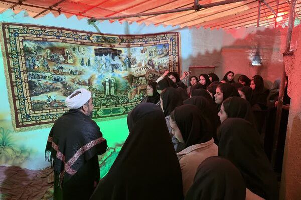 بازدید دانش‌آموزان دبیرستان یادگار امام از کوچه‌های بنی‌هاشم