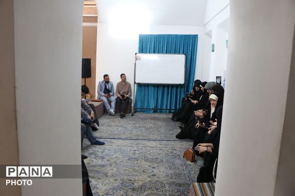 سلسله نشست‌های شعرخوانی خانه شعر و ادب یزد