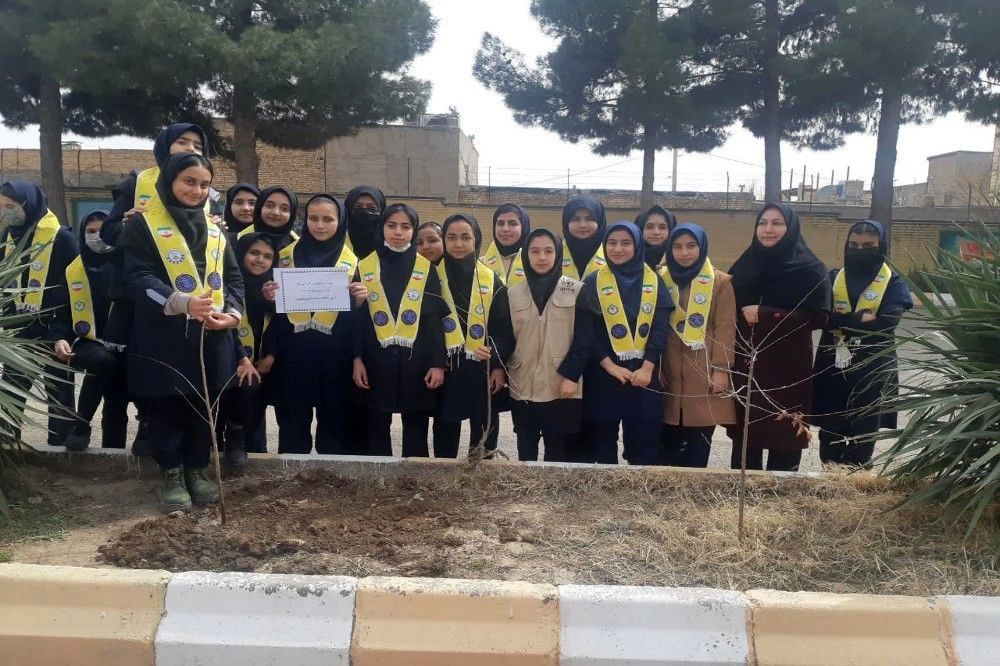 کاشت نهال به مناسبت روز درخت کاری دردبیرستان شهید مجید دهنوی 
