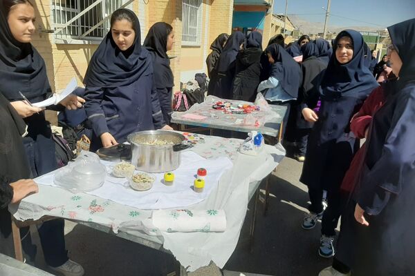 برگزاری بازارچه  کسب و کار دانش‌آموزی در آموزشگاه پویش ناحیه ۳شیراز 