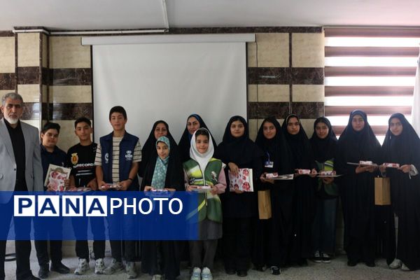 تقدیر از دانش‌آموز خبرنگاران فعال پانا در مراسم روز خبرنگار در شهرستان فیروزکوه