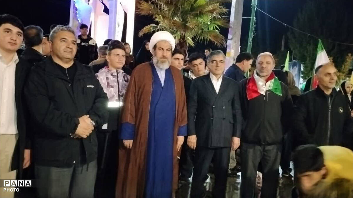 اجتماع مردم کوهدشت در زیربارش شدید باران