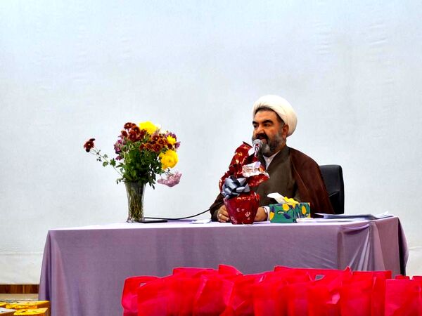 گرامیداشت معلمان و فارغ‌التحصیلان در دبیرستان شهید بابایی