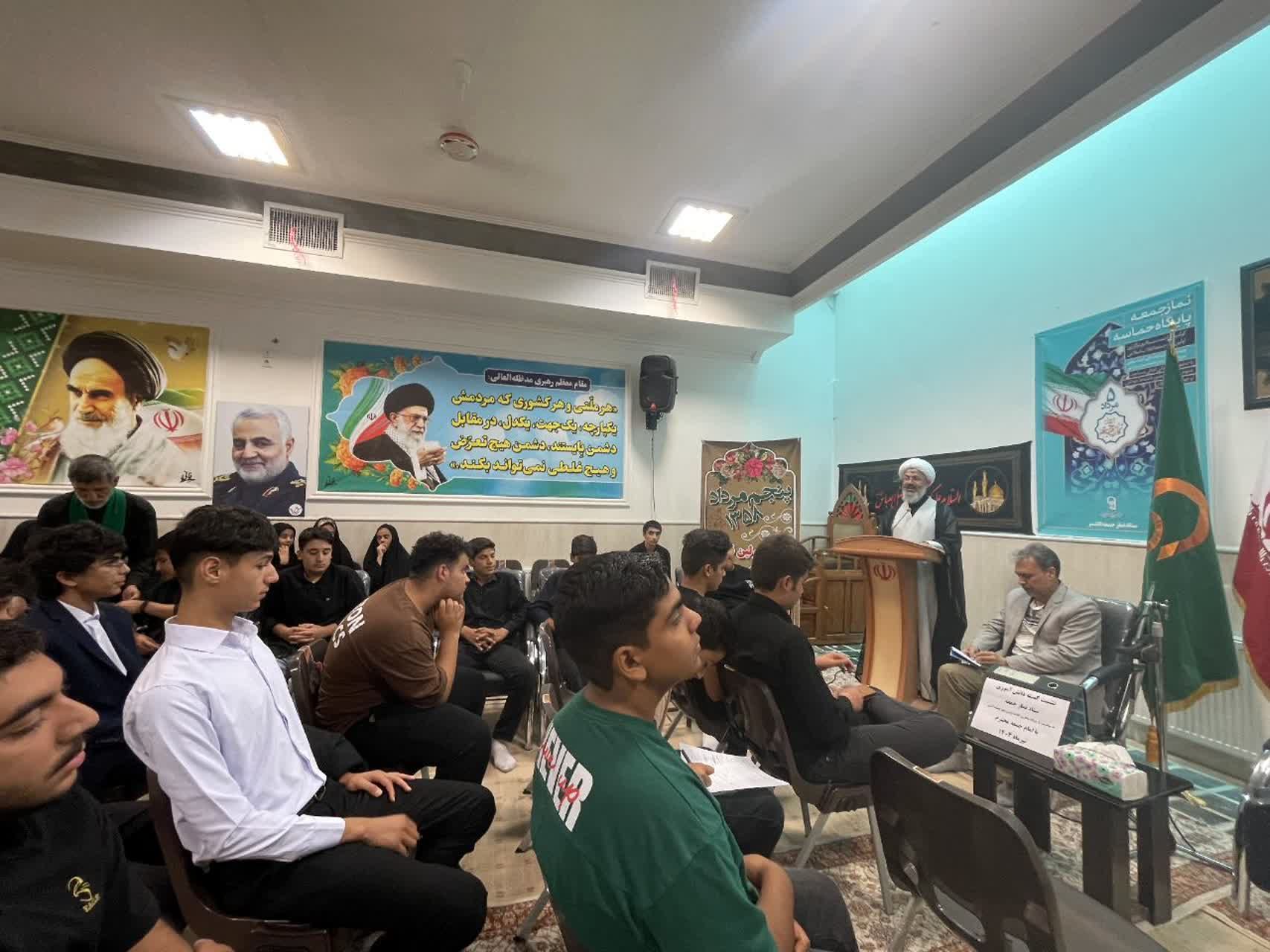 دیدار اعضای بسیج دانش آموزی و اعضای انجمن اسلامی با امام جمعه شهرستان کاشمر 