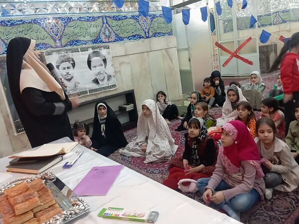 اجرای برنامه هایی زیبا و شاد برای کودکان در شهرستان کاشمر 