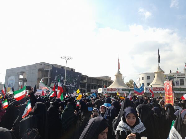 طنین فریاد «مرگ بر آمریکا» در میدان شهدا با حضور دانش‌آموزان شاهد ارض‌اقدس