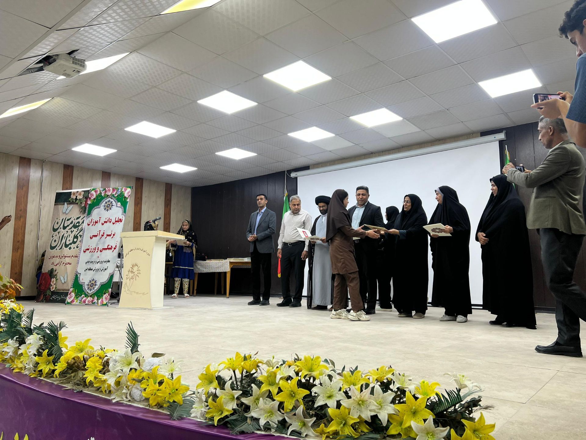تجلیل از دانش‌آموزان ممتاز در جشنواره قرآنی، فرهنگی و ورزشی منطقه فین 