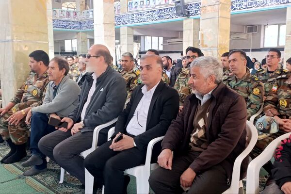 گل‌های سپاس بر مزار قهرمانان شیراز