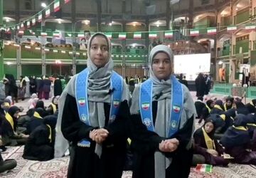 ادای احترام دانش‌آموزان پیشتاز به شهدای میناب