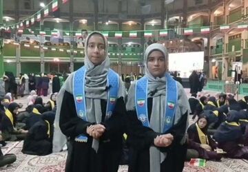 ادای احترام دانش‌آموزان پیشتاز به شهدای میناب