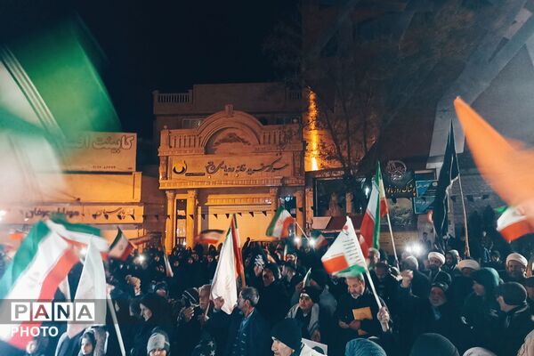 بیعت پر‌شور دانش‌آموزان دهه هشتادی با رهبر معظم جمهوری‌اسلامی در شهرستان فیروزکوه