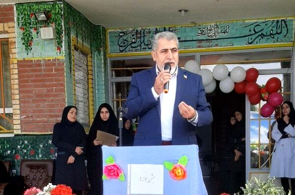 جشن جوانه‌ها و مراسم آغاز پایه هفتم در دبیرستان دخترانه فاطمه الزهرا در شهرستان فیروزکوه