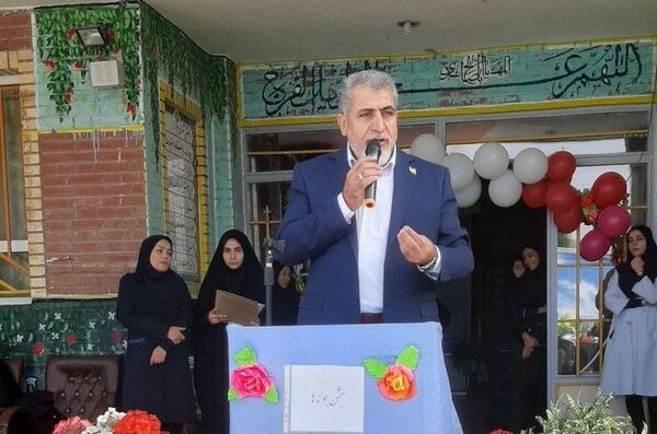 جشن جوانه‌ها و مراسم آغاز پایه هفتم در دبیرستان دخترانه فاطمه الزهرا در شهرستان فیروزکوه