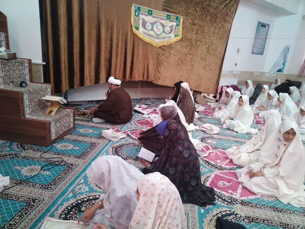 مراسم معنوی اعتکاف دانش‌آموزان دختر ابرکوهی در مسجد بقیه الله