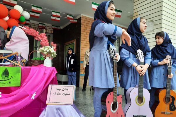  جشن نیمه شعبان در مدرسه مهرآیین ناحیه دو بهارستان