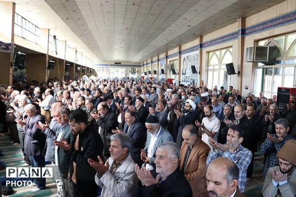 حضور دانش آموزان نخبه نهج البلاغه و حافط قرآن کریم چهارانگه در مصلا نماز جمعه 