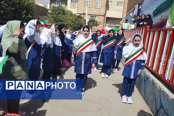از درس تا دفاع مقدس،دانش آموزان پای کار یاد شهدا با طنین صدای زنگ مقاومت و ایثار 