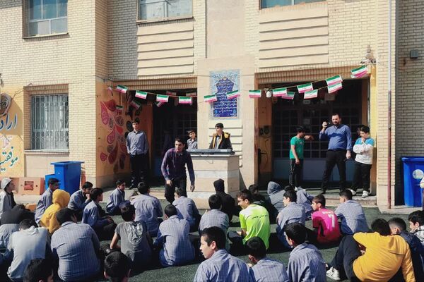 جشن آواها به‌مناسبت دهه فجر در دبیرستان هاشمی رفسنجانی ناحیه 4