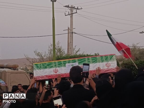 بدرقه حماسی ۳ شهیدِ یک خانواده در حاجی‌آباد