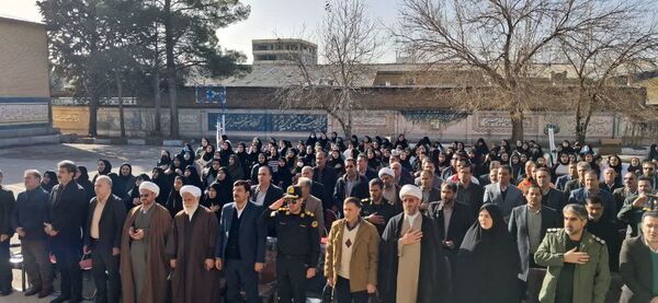 گرامیداشت سالگرد انقلاب با نواختن زنگ در دبیرستان دخترانه شاهد