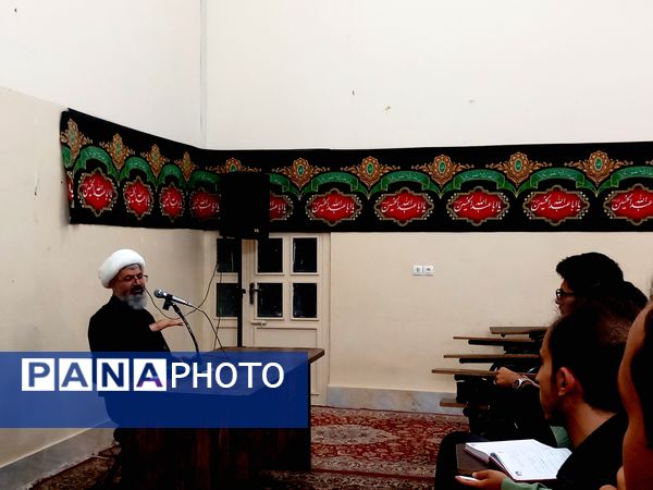 کلاس تفسیر قرآن در ارامگاه شهید مدرس 